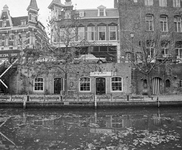 855381 Gezicht op de voorgevel van eethuis De Kelderije op de werf onder het pand Oudegracht 101-103 (restaurant ...